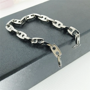 Polished silver pig nose link bracelet in 316L stainless steel on black gift box