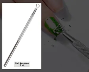 Gros plan du gratte-ongles en acier inoxydable argenté avec poignée moletée antidérapante