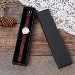 Montre femme avec bracelet cuir marron et boîtier or rose dans un coffret cadeau noir