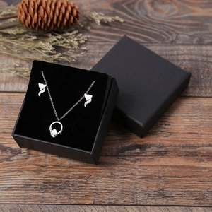 Ensemble collier et boucles d'oreilles renard argentés dans un écrin cadeau en kraft noir