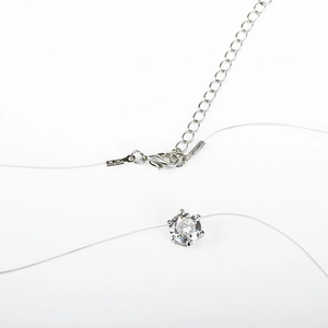 Nahaufnahme des S925 Silberverschlusses und Zirkonia-Anhängers an transparenter Angelkette