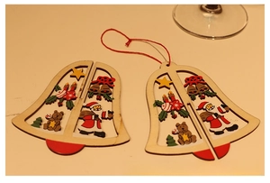Détail de suspensions de Noël en bois avec motifs de Père Noël et ours découpés au laser