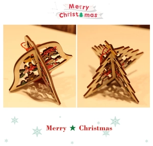 Vue détaillée des ornements de Noël en bois 3D en forme de cloche et de sapin de Noël