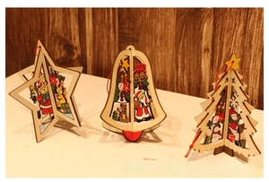 Pendentifs de Noël 3D en bois détaillés avec gravures d'étoiles, cloches et sapins