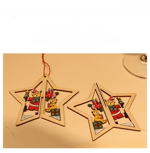 Détail de suspensions de Noël en bois en forme d'étoile avec motifs de fête peints