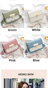 Détail de quatre sacs à bandoulière colorés avec sangle florale et fermoir cœur en métal