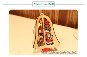 Détail d'une cloche de Noël en bois avec gravures au laser du Père Noël et de l'ours