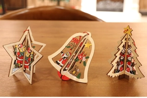 Vue détaillée de suspensions de Noël 3D en bois découpé au laser : étoile, cloche, sapin