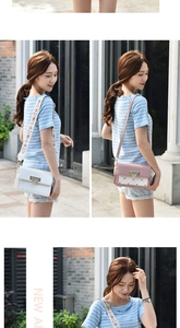 Détail du fermoir en métal en forme de cœur et des textures contrastées sur les sacs bandoulière