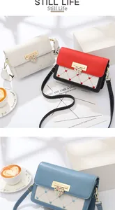 Détail du sac bandoulière élégant avec matelassage cœur et serrure en métal fleur de cœur