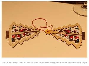 Détail d'ornements de Noël en bois découpés au laser avec motifs de Père Noël et de bonhomme de neige