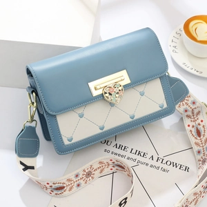 Sac bandoulière élégant bleu-gris et blanc avec matelassage cœur et sangle fleurie