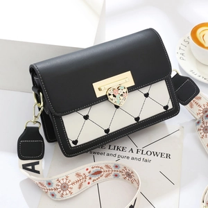 Sac carré bandoulière noir et blanc avec surpiqûres cœur et pendentif floral