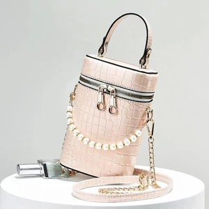 Borsa a mano cilindrica rosa con trama a coccodrillo, catena di perle e zip dorata