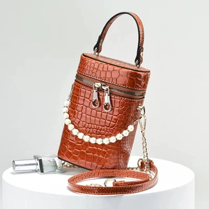 Borsa a tracolla cilindrica marrone con motivo coccodrillo e decorazione catena di perle