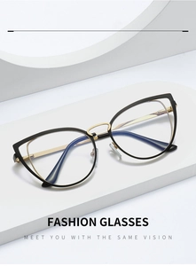 Detail der modischen Katzenaugen-Brille mit schwarz-goldenen Metallrahmen auf weißem Stand