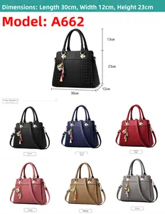Guide des dimensions pour sac à main élégant en cuir texturé avec pompon