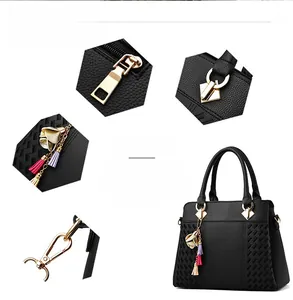 Détails du sac à main en cuir grainé avec fermeture éclair dorée et pompon coloré