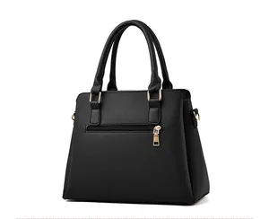 Vue détaillée du dos d'un sac à main noir en cuir grainé avec fermeture éclair dorée