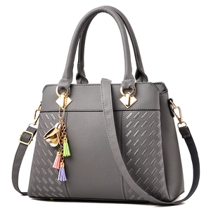 Sac à main gris en similicuir grainé avec pompon coloré et bandoulière amovible en blanc