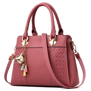 Sac à bandoulière rose rose classique avec texture litchi et détails tressés