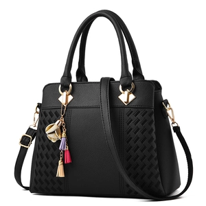 Sac bandoulière élégant en similicuir noir avec texture tressée et breloque fleur