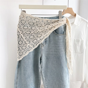 Detailaufnahme des floralen Häkel-Spitzenschals als dekoratives Taillenband für Jeans