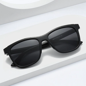 Klassische schwarze quadratische Polarisierte Sonnenbrille für Herren in modernem Design