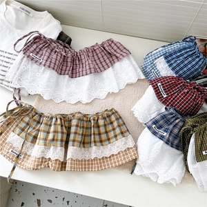 Mini-jupes à carreaux avec dentelle en plusieurs couleurs, volants et broderies