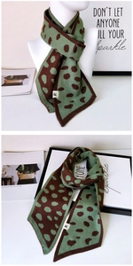Dettaglio sciarpa in maglia con stampa leopardata verde fagiolo e marrone morbido