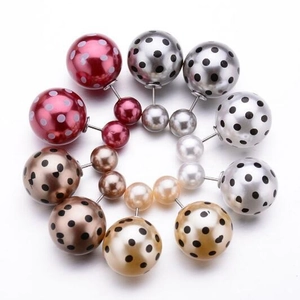 Boucles d'oreilles perles double face à motifs à pois en plusieurs couleurs sur fond blanc
