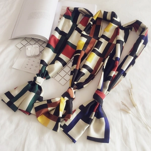 Eleganter geometrischer Seidenschal für Damen mit lebhaften Retro-Farben auf weißem Stoff