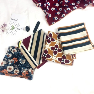Elegantes 50cm bedrucktes quadratisches Halstuch Set mit floralen Mustern und Streifen