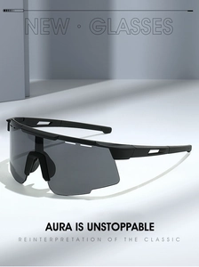 Détail des lunettes de sport noires mates avec fentes d'aération et verres gris foncé