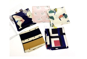 Cinque foulard quadrati in seta con stampe assortite di fiori, uccelli e geometrie