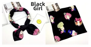 Dettaglio di un foulard di seta nero con stampe di ragazze e finitura satinata