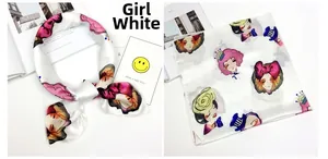 Dettaglio di un foulard quadrato in raso bianco con motivi colorati di ragazze sul tavolo