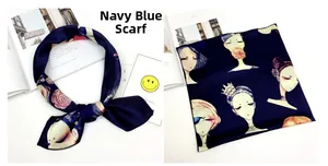 Dettaglio del foulard in seta blu navy con motivi artistici di ritratti di ragazze