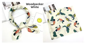 Dettaglio di un foulard quadrato in raso con stampa picchio colorata su fondo avorio
