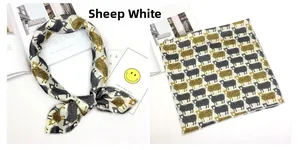 Dettaglio del foulard quadrato Sheep White con motivi di pecore disegnati a mano