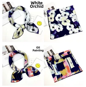 Viste dettagliate di foulard in seta con motivi floreali e pittura a olio satinati