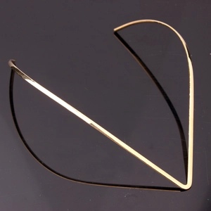 Minimalist V-shaped gold collar necklace in polished stainless steel for women