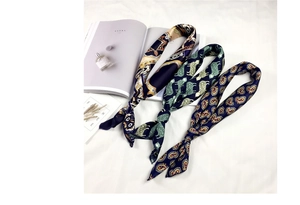 Tre foulard in seta assortiti con stampe barocche e paisley in un set piatto