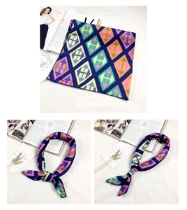 Dettaglio di un foulard di seta blu con motivi geometrici a rombi in toni vivaci