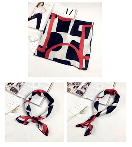 Foulard quadrato in seta con motivi geometrici rosso, nero e bianco in vari stili