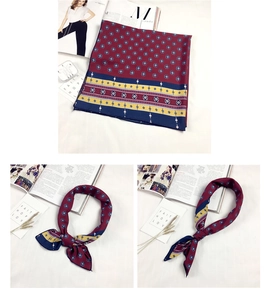 Dettaglio di un foulard retrò in seta con motivi geometrici in bordeaux e blu navy