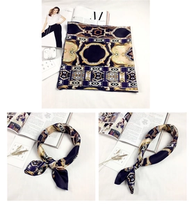 Foulard di seta quadrato con motivi barocchi dorati e vari stili di allacciatura