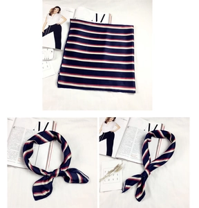 Dettaglio di un foulard quadrato a righe nautiche blu e rosse per uno stile chic