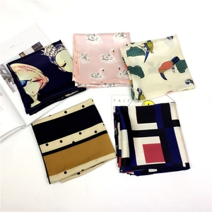 Set di cinque eleganti foulard quadrati da donna con varie illustrazioni di tendenza