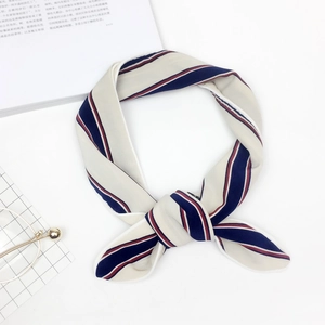 Eleganter gestreifter Seidenschal für Damen mit marineblauen und roten Diagonalstreifen